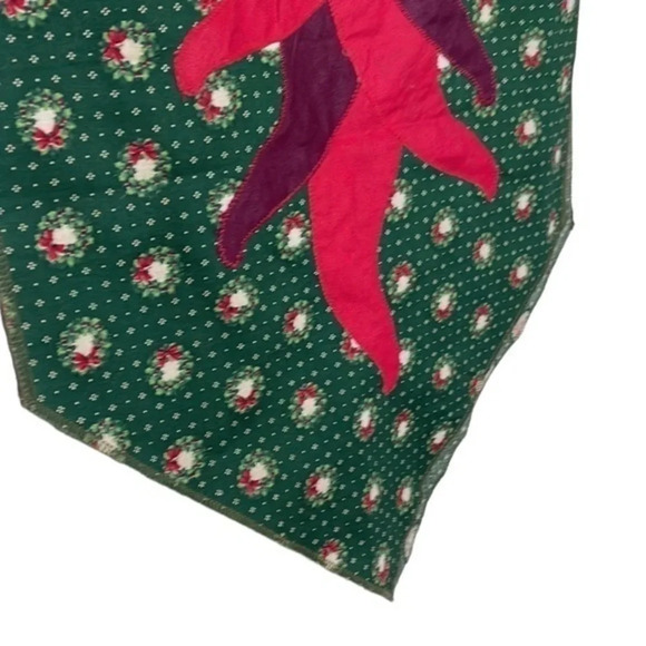 Wildrose Christmas Table Runner - Picture 4 of 5